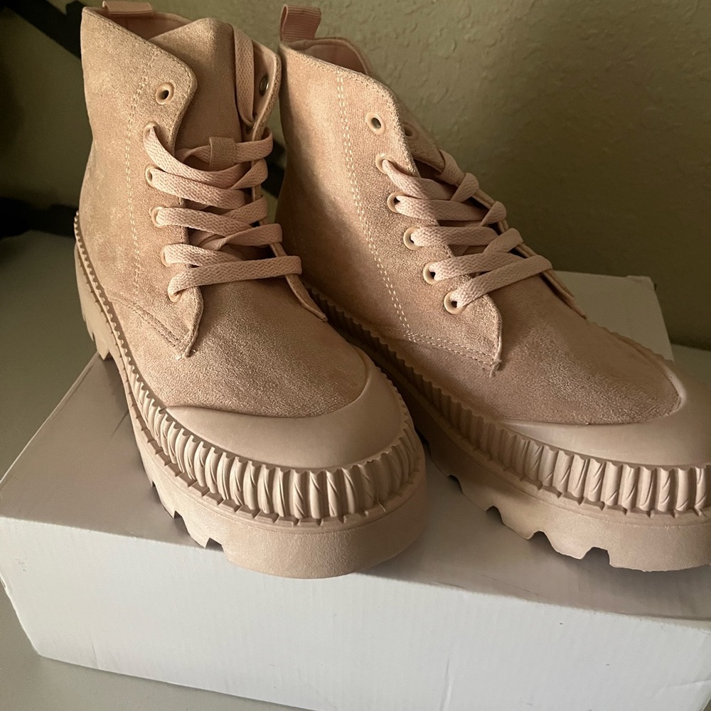Stylish Women's Lace-Up Boots in Blush size 8